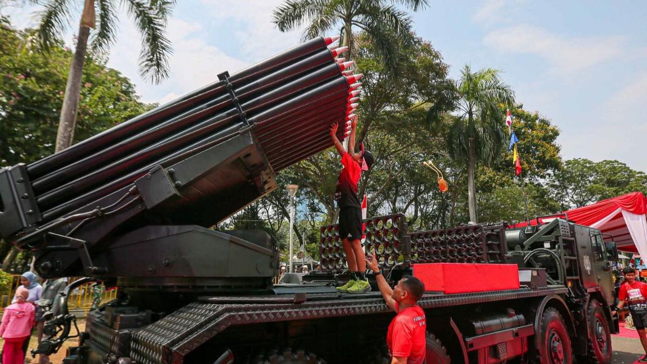Pameran Alutsista TNI yang menampilkan deretan kendaraan perang canggih berbagai jenis telah menyita perhatian masyarakat untuk mengunjungi Monas.