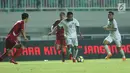 Gelandang Indonesia U-23, Saddil Ramdani (kedua kanan) mencoba menembus kawalan pemain Korea Utara pada laga PSSI Anniversary Cup 2018 di Stadion Pakansari, Kab Bogor, Senin (30/4). Babak pertama imbang 0-0. (Liputan6.com/Helmi Fithriansyah)