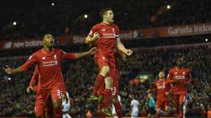 Pemain Liverpool, James Milner (tengah) merayakan gol bersama rekan-rekannya pada lanjutan Liga Premier Inggris di Stadion Anfiled, Senin (30/11/2015) dini hari WIB. (AFP Photo/Paul Ellis)