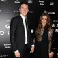 Bek Manchester United, Matteo Darmian (kiri) dan pacarnya Francesca Cormanni berpose di atas karpet merah saat mereka tiba untuk menghadiri "Inggris untuk UNICEF Gala Dinner" di Old Trafford, Manchester, Inggris, (29/11). (AFP PHOTO/OLI SCARFF)