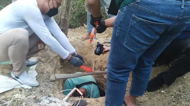 Pembongkaran gundukan tanah misterius mirip makam di pekarangan warga Alian, Kebumen. (Foto: Liputan6.com/Humas Polres Kebumen)
