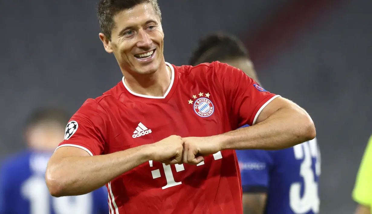 Striker Bayern Munchen, Robert Lewandowski berselebrasi usai mencetak gol ke gawang Chelsea pada leg kedua babak 16 besar Liga Champions di Allianz Arena, Jerman, Sabtu, (8/8/2020). Munchen menang 4-1 atas Chelsea dan melaju ke perempat final dengan agregat skor 7-1. (AP Photo/Matthias Schrader)