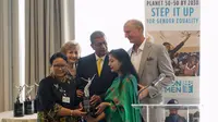 Menteri Luar Negeri Republik Indonesia Retno Marsudi saat menerima penghargaan dari UN Women sebagai agen perubahan (KBRI Dhaka)