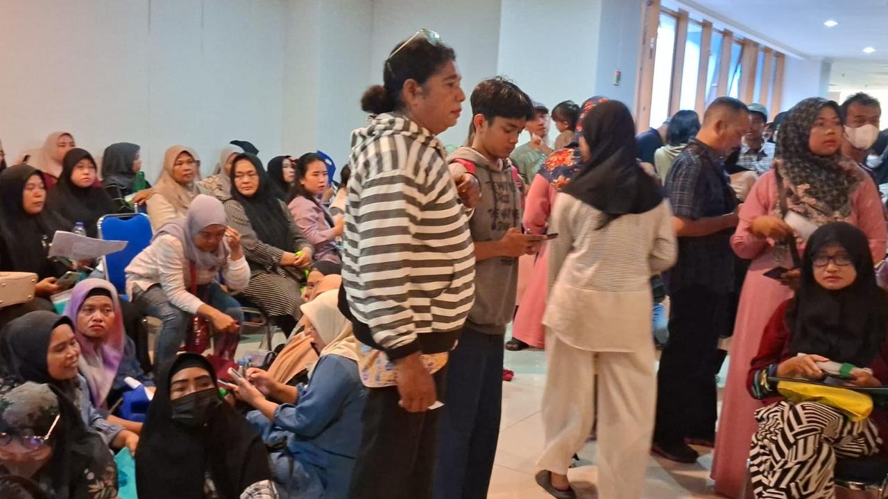Hari Pertama Daftar Sekolah Swasta Gratis di Depok, Orang Tua Calon Siswa Rela Antre Sejak Jam 6 Pagi