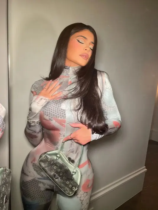 Sejak kecil kehidupan pribadinya sudah jadi tontotan publik, Kylie selalu tampil camera ready. Ia jarang tampil tanpa memakai makeup dan menata rambutnya. (Foto: Instagram @kyliejenner)