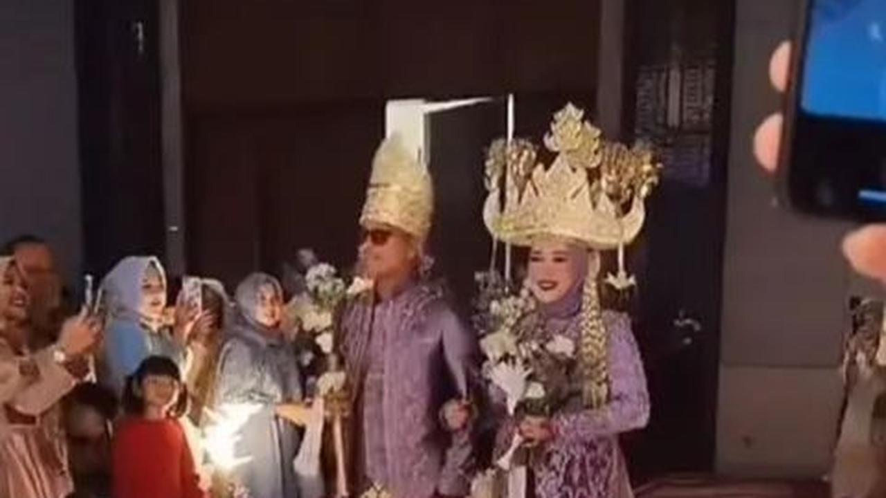 Pemandangan Momen Pergantian Menuju Pelaminan