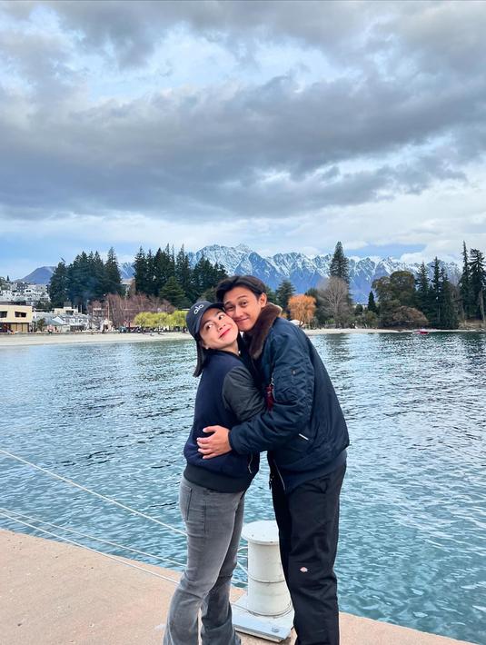 Liburan ini menjadi salah satu bukti nyata betapa keduanya saling mendukung dan menjaga hubungan yang sudah terjalin cukup lama. Para penggemar berharap pasangan ini akan terus menginspirasi dengan kebersamaan mereka yang selalu tampak penuh cinta dan kebahagiaan. (Liputan6.com/IG/@felicyangelista_)