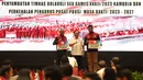 <p>Ketua Umum PBVSI, Imam Sudjarwo (tengah) memberikan penghargaan untuk manajer Timnas Voli Indoor dan Timnas Voli Pantai saat Penyambutan Timnas Voli SEA Games 2023 Kamboja dan Perkenalan Pengurus Pusat PBVSI masa Bakti Tahun 2023-2027 yang berlangsung di Hotel Sultan, Jakarta, Rabu (24/05/2023). (Bola.com/Bagaskara Lazuardi)</p>