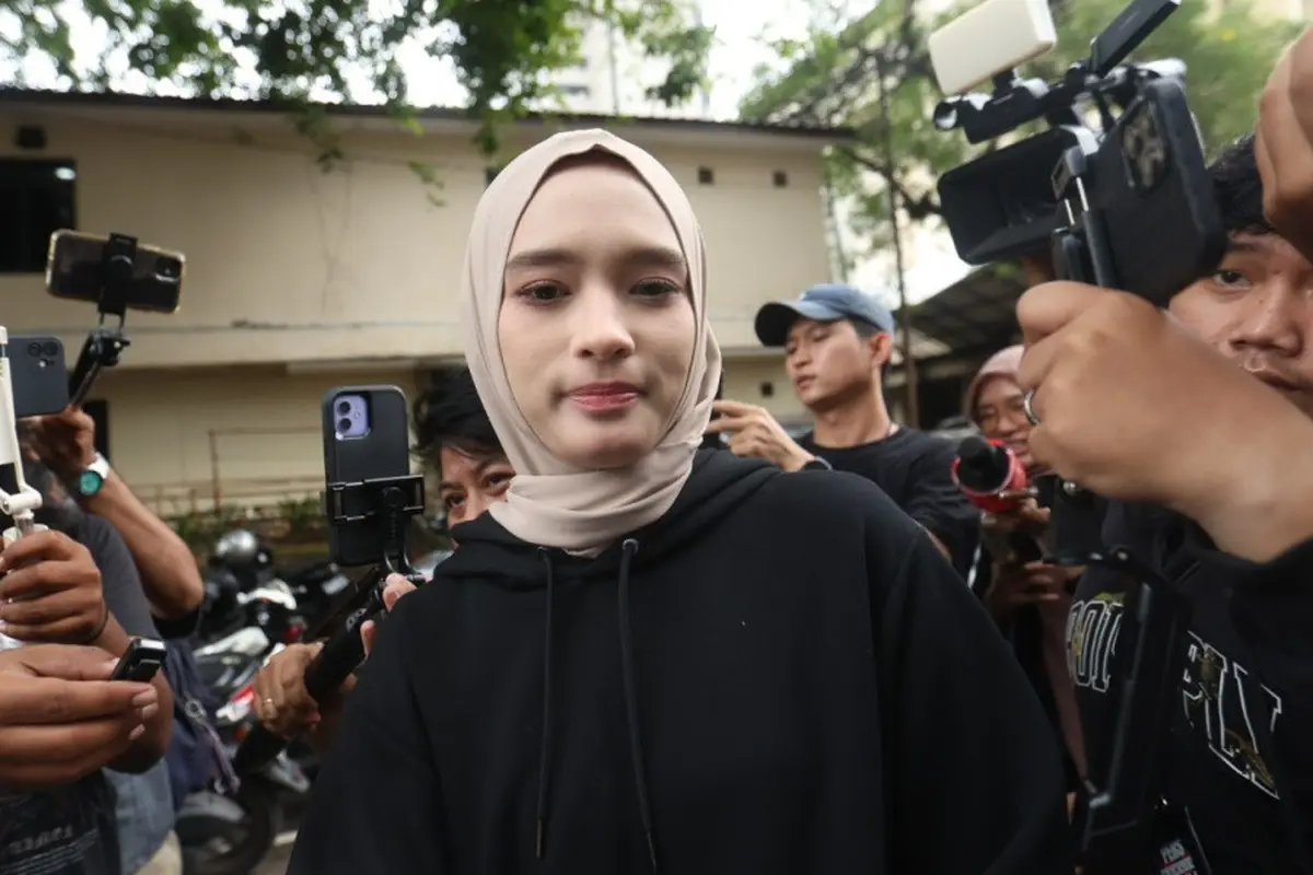 Inara Rusli dikerumuni wartawan