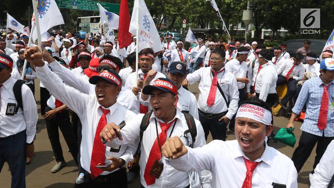 Serikat Pekerja Pertamina membentangkan spanduk dalam aksi damai di depan Istana, Jakarta, Selasa (19/2).  Dalam aksinya, mereka mengklaim bahwa harga avtur PT Pertamina (Persero) tidak berpengaruh pada mahalnya tiket pesawat. (Liputan6.com/Angga Yuniar)
