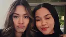 Yura Yunita tampil dengan halter top hitam yang dipadukan long outer warna senada, di sampingnya, ada Raisa Andriana dengan kaus oversize hitam-nya. [@vidialdiano/@mahalini/@yurayunita].