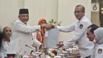 Presiden PKS Ahmad Syaikhu memberikan dokumen kepada Ketua KPU RI Hasyim Asyari saat mendaftarkan Bacaleg tingkat DPR RI di Kantor KPU RI, Jakarta, Senin (8/5/2023). (merdeka.com/Iqbal S. Nugroho)