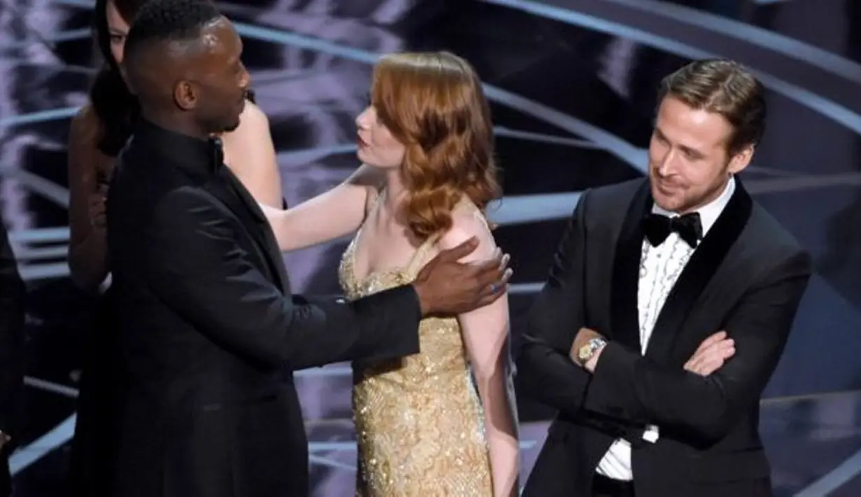 Tentu saja hal itu membuat Emma Stone sangat malu. Meski demikian, ia pun memberikan selamat kepada orang-orang yang terlibat dalam film Moonlight. (BBC.com)