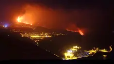 Lava dari gunung berapi mencapai laut di pulau Canary La Palma, Spanyol, Rabu (29/9/2021) dinihari. Lava merah panas dari gunung berapi Cumbre Vieja mencapai Samudra Atlantik, sembilan hari setelah mulai mengalir menuruni gunung. (AP Photo/Daniel Roca)