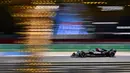 Pembalap Mercedes asal Inggris, Lewis Hamilton melaju dalam sesi latihan kedua Grand Prix Formula1 Bahrain di Sirkuit Internasional Bahrain, Sakhir pada 29 Februari 2024. (ANDREJ ISAKOVIC/AFP)