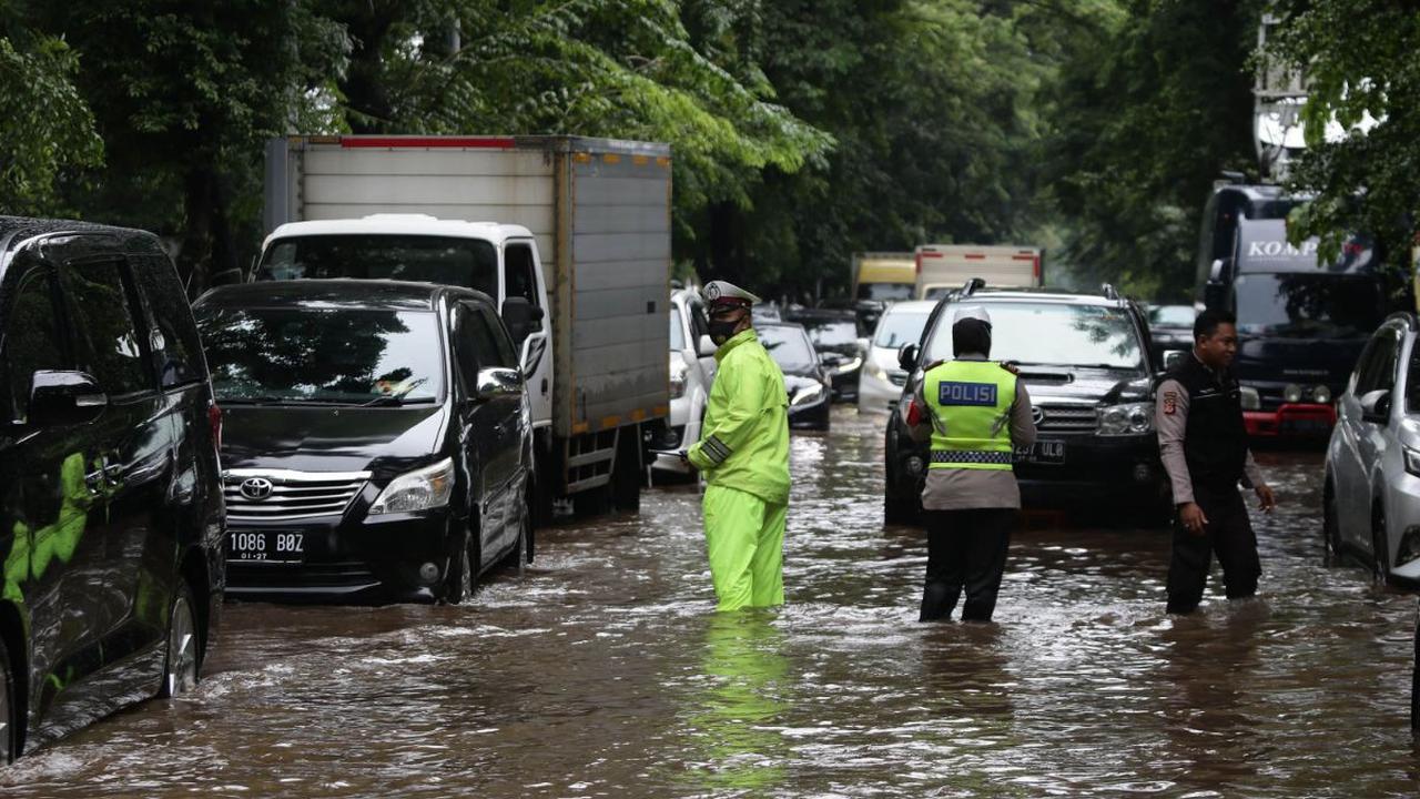 Pertama, Dinas Sumber Daya Air (SDA) mengoptimalkan pengoperasian sarana dan prasarana pengendali banjir.