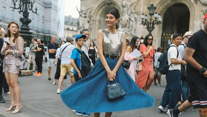 Trik Tampil Stylish dengan Warna Metalik