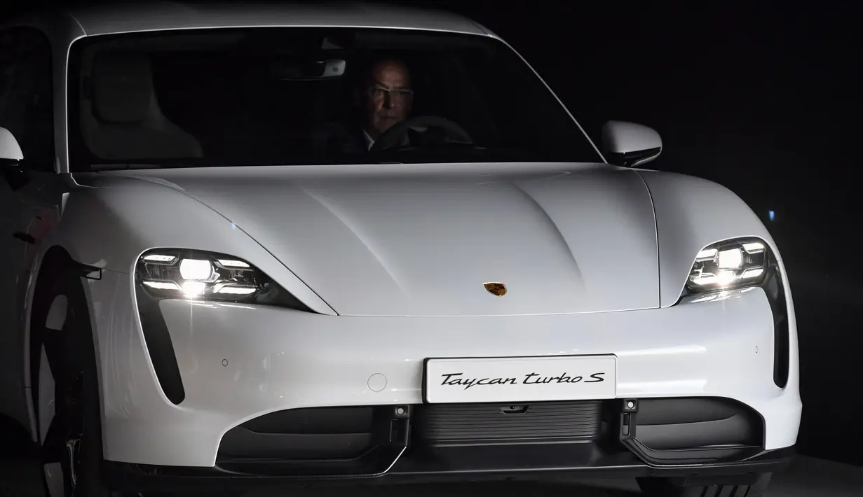 Mobil elektrik Porsche, Taycan ditampilkan selama world premiere di bandara Neuhardenberg, sekitar 70 km timur Berlin, Rabu (4/9/2019). Porsche meluncurkan mobil listrik pertamanya Taycan di 3 benua, masing-masing di kota Toronto Kanada, Berlin Jerman dan di Fuzhou China. (Patrick Pleul/dpa via AP)