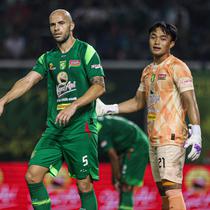 Risto Mitrevski (kiri) dan Ernando Ari ketika Persebaya Surabaya melawan PSIM Yogyakarta&nbsp;pada BRI Super League 2025/2026 di Stadion Gelora Bung Tomo, Surabaya,&nbsp;Jumat (8/8/2025). (Bola.com/Abdul Aziz)