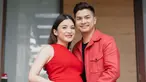 Hidup bahagia menjalani bahtera rumah tangga bersama Chelsea Olivia, pasangan ini kerap membagikan berbagai momen keluarganya di media sosialnya. Salah satu yang kerap diunggah yakni kekompakan mereka. Seperti mengenakan busana senada bak ABG pacaran. (Liputan6.com/IG/@chelseaoliviaa)