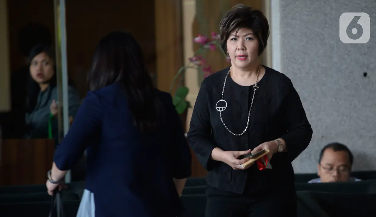 Thong Lena sebagai pihak swasta memenuhi panggilan penyidik KPK di Jakarta, Selasa (10/3/2020). Thong Lena diperiksa sebagai saksi untuk tersangka Heindra Soenjoto terkait kasus dugaan suap dan gratifikasi yang menjerat mantan Sekretaris Mahkamah Agung (MA), Nurhadi. (merdeka.com/Dwi Narwoko)