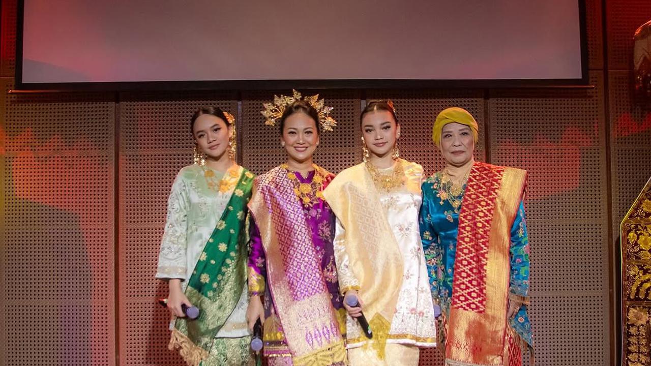 Potret Cantik Nola B3 Pakai Baju Kuruang yang Anggun dalam Konser Kenangan untuk Elly Kasim
