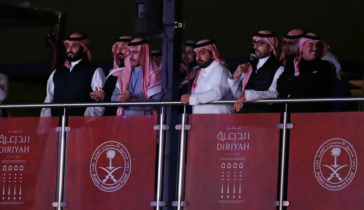 Pangeran Mohammed bin Salman (kiri) menyaksikan kejuaraan tinju kelas berat dunia antara Andy Ruiz Jr dengan Anthony Joshua di Diriyah Arena, Riyadh, Arab Saudi, Minggu (8/12/2019). Anthony Joshua menang angka mutlak atas Andy Ruiz Jr. (AP Photo/Hassan Ammar)