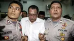 Wong Chi Ping (tengah) saat digelandang polisi menuju ruang sidang di Pengadilan Negeri Jakarta Barat, Jumat (13/11/2015). Pengadilan Indonesia menghukum  mati Wong Chi Ping dengan penyelundupan obat terlarang lebih dari 860 kg. (REUTERS/Beawiharta)