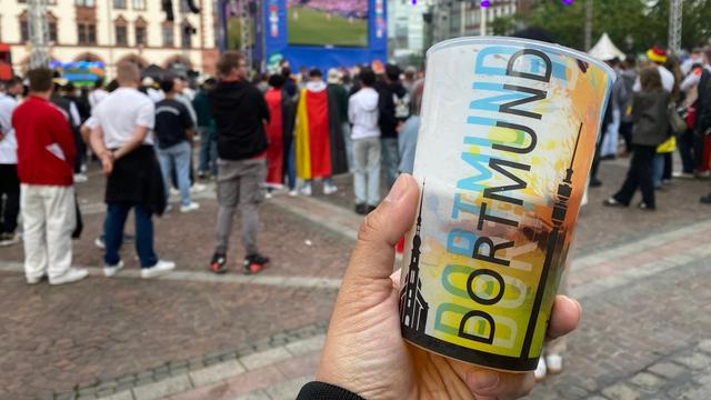 Gelas bir di fan zone Friedenplatz, Dortmund