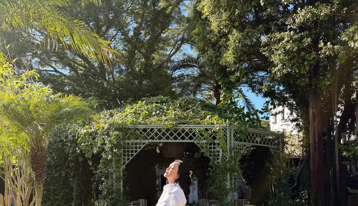 Rok seharga Rp75jutaan itu dipadu dengan flatshoes silver yang serasi dengan tampilan summer looknya [@shandyaulia]