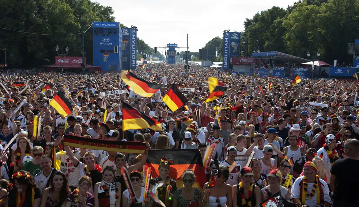 Puluhan ribu warga Jerman berkumpul menyaksikan Thomas Mueller dkk berlaga melawan Perancis di laga perempat final Piala Dunia 2014 di Taman Fanmaeile, Berlin, (4/7/2014). (REUTERS/Steffi Loos)