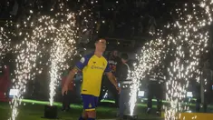Cristiano Ronaldo berjalan saat resmi diperkenalan sebagai pemain baru klub Al Nassr di Riyadh, Arab Saudi, Selasa (3/1/2023). Ronaldo, yang telah memenangkan lima penghargaan Ballon d'Ors sebagai pemain sepak bola terbaik di dunia dan lima gelar Liga Champions, akan bermain di luar Eropa untuk pertama kalinya dalam karirnya. (AP Photo/Amr Nabil)