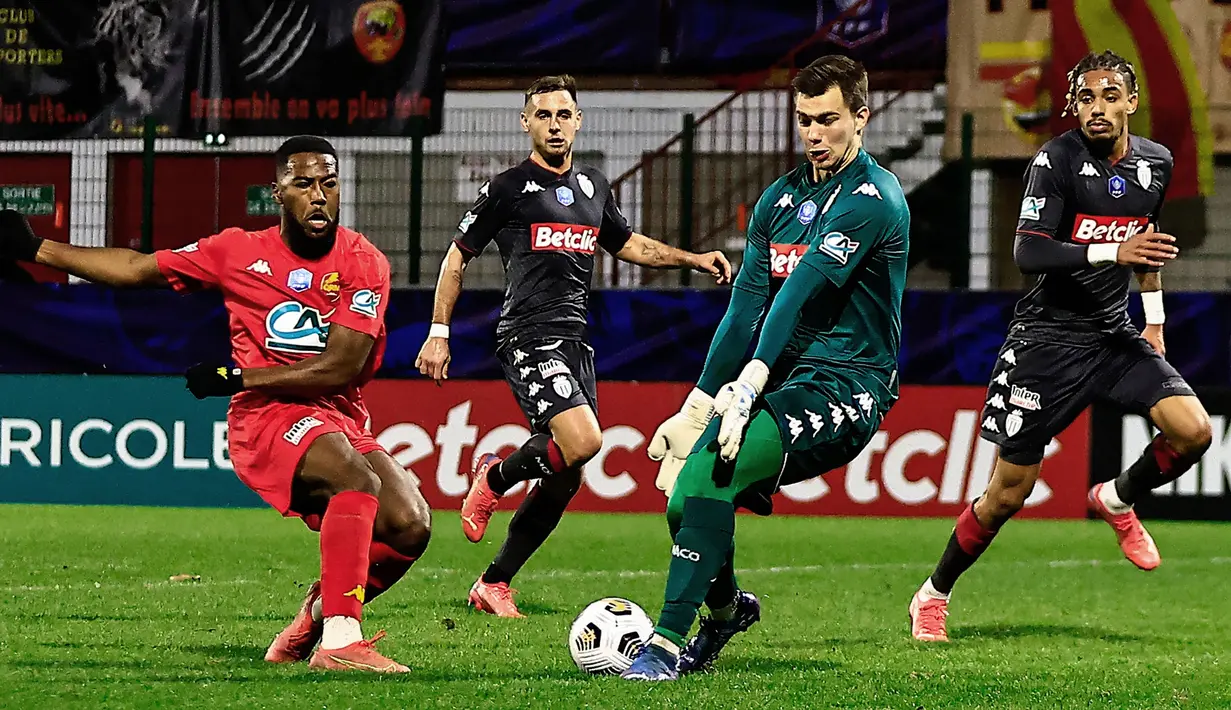 Radoslaw Majecki. Kiper berusia 22 tahun dan berpostur 1,93 meter ini telah 2 musim memperkuat AS Monaco usai didatangkan dari Legia Warsawa awal 2020/2021. Hingga kini ia masih menjadi kiper pelapis dan baru tampil dalam 11 laga sejak pertama kali didatangkan. (AFP/Sameer Al-Doumy)