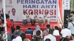 Mantan Wakil Ketua KPK, Bambang Widjojanto (kanan) saat membahas persoalan korupsi bersama Anies dan Sandiaga Uno di Posko Cicurug, Jakarta, Jumat (7/12). (Liputan6.com/Yoppy Renato)
