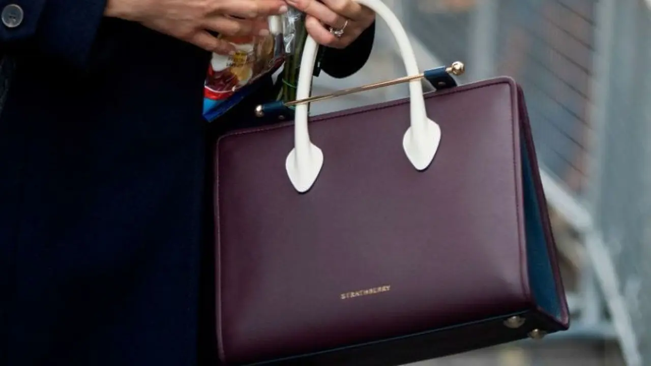 Tas yang Dipakai Meghan Markle Ini Laris dalam Sekejap