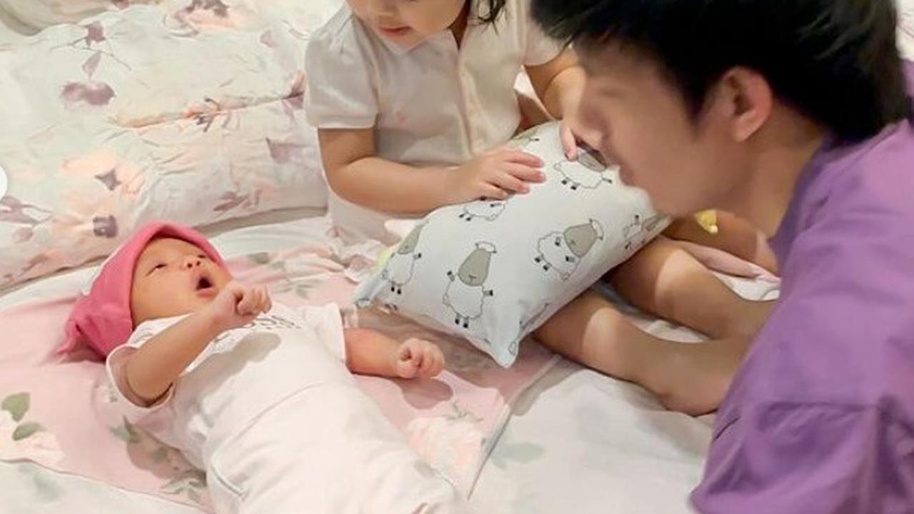 Potret Ameena bersama Baby Azura dan Atta Halilintar (Sumber: Instagram/attahalilintar dan Instagram/azuraatta)