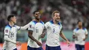 Penyerang Inggris, Marcus Rashford (kedua kiri) diberi selamat oleh rekan satu timnya setelah mencetak gol kelima timnya ke gawang Iran selama pertandingan grup B Piala Dunia 2022 Qatar di Stadion Internasional Khalifa di Doha, Qatar, Senin (21/11/2022). Dengan kemenangan ini, Inggris berada di puncak klasemen dengan tiga poin. (AP Photo/Martin Meissner)