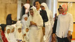 Istri Presiden Joko Widodo atau Jokowi, Iriana tiba untuk melaksanakan salat Id di Masjid Istiqlal, Jakarta, Rabu (5/6/2019). Ibu Negara Iriana terlihat mengenakan gamis berwarna putih. (Liputan6.com/JohanTallo)