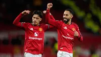 Pemain Manchester United, Matheus Cunha (kanan), dan Lisandro Martinez, merayakan kemenangan timnya dalam laga Liga Inggris melawan Newcastle di Old Trafford, Sabtu, 27 Desember 2025. (AP Photo/Dave Thompson)
