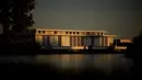 John F. Kennedy Center for the Performing Arts di Washington, Amerika Serikat, menjadi sorotan setelah hakim federal memblokir rencana penambahan nama Presiden Donald Trump pada gedung dan kompleks tersebut. (Andrew Harnik/Getty Images/AFP)