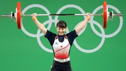 Atlet angkat besi wanita Jepang, Kanae Yagi  mengangkat beban dalam perlombaan angkat besi 53 kg putri pada Olimpiade 2016 di Rio de Janeiro , Brasil, (8/8). (REUTERS / Stoyan Nenov)