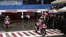 Marc Marquez keluar dari pit untuk menghibur penonton dengan menggunakan motor Honda CBR 150 di Sentul, Bogor, Minggu (14/2/2016). (Bola.co/Nicklas Hanoatubun)