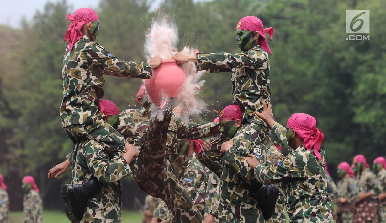 Prajurit Marinir memeragakan beladiri militer saat upacara HUT Korps Marinir ke-72 di Kesatrian Marinir Hartono, Cilandak, Jakarta, Rabu (15/11). HUT Marinir ke-72 bertema Marinir Prajurit Pejuang dan Profesional. (Liputan6.com/Helmi Fithriansyah)