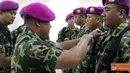 Citizen6, Surabaya: Komandan Resimen Kavaleri-1 Marinir Kolonel Marinir Sarjito memimpin sertijab Wadanmenkav-1 Mar dan Pasops Menkav-1 Mar di ruang rapat Mako Menkav-1 Mar Semarung Ujung Surabaya, Jumat (1/6). (Pengirim: Budi Abdillah)