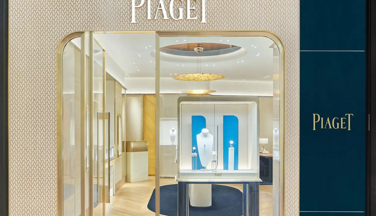 Terletak di lantai dasar berjajar dengan luxury brand lainnya, Piaget hadir dengan daya memikat. Produk jam tangan dan perhiasan mewah jadi fokus utama, tersedia di dalam Butik Piaget pertama di Indonesi. Butik ini dirancang untuk memberi penghormatan pada keahlian Piaget. Salon Piaget, menjadi inspirasi dari Prancis dan menjadikannya tempat yang ramah untuk mengagumi karya Piaget savoir-faire dan ruang untuk berbagi momen spesial. Konsep butik ditandai dengan warna biru dan ikonik Piaget ada pada dekorasi emas. Dijamin pengunjung akan merasa nyaman saat berada di dalam butik.eksklusif ini.