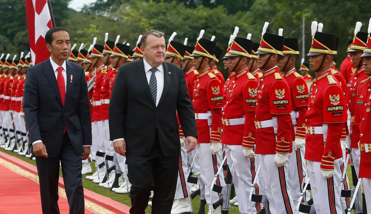 Presiden Jokowi mendampingi PM Denmark Lars Lokke Rasmussen memeriksa pasukan kehormatan pada upacara kenegaraan di Istana Bogor, Selasa (28/11). Kunjungan PM Denmark ke Indonesia merupakan yang pertama kali ke negara di Asia Tenggara. (AP/Dita Alangkara)