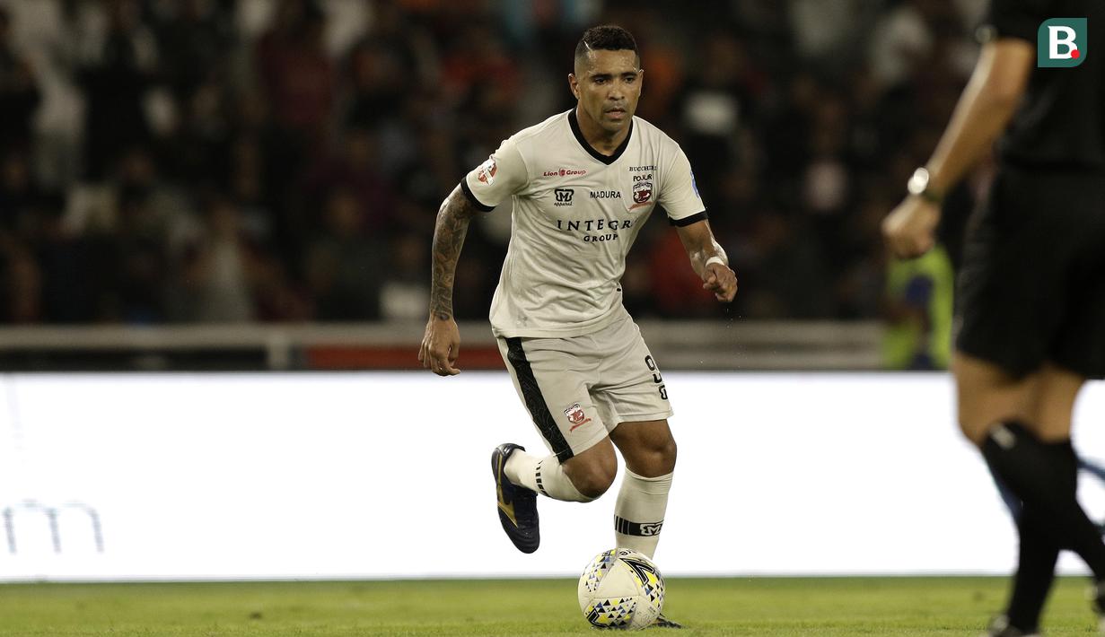 2. Beto Goncalves (Madura United) - Soal kualitas, striker 39 tahun ini membuktikan pribahasa 'makin tua makin jadi'. Dalam tiga musim belakangan, Beto sukses melesakkan 54 gol, termasuk tiga gol yang sudah ia bukukan musim ini bersama Madura United. (Bola.com/Yoppy Renato)