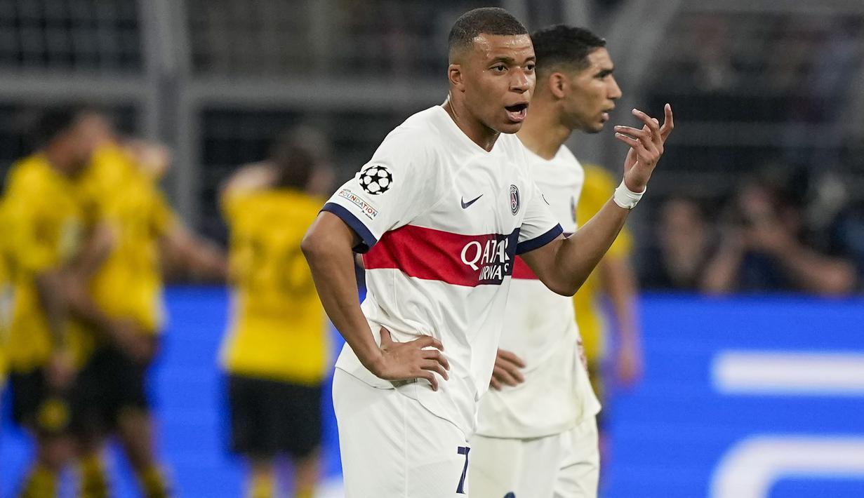 Striker PSG, Kylian Mbappe melancarkan protes atas gol Borussia Dortmund yang dicetak Niclas Fullkrug pada laga leg pertama semifinal Liga Champions 2023/2024 di Signal Iduna Park Stadium, Dortmund, Rabu (1/5/2024). (AP Photo/Martin Meissner)