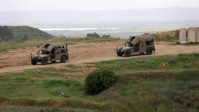 Kendaraan militer Israel melaju di sepanjang perbatasan selatan Israel dengan Jalur Gaza utara pada 20 Maret 2025 [Gil Cohen-Magen/AFP]