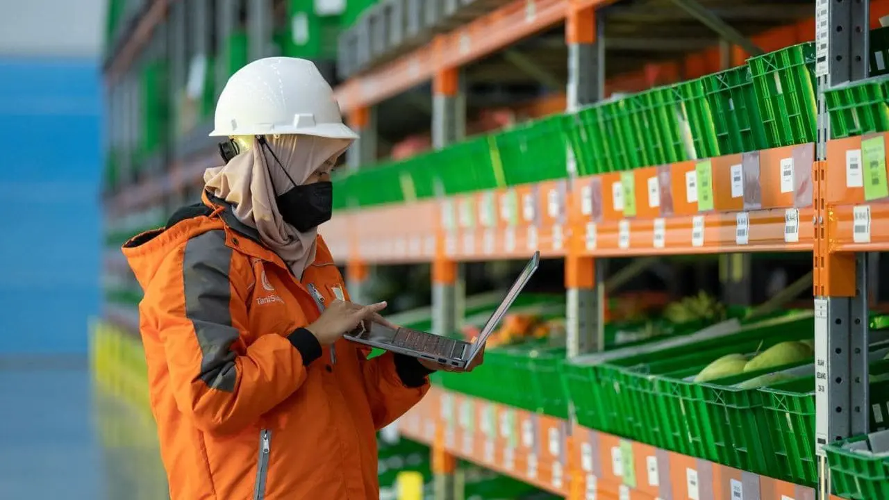 Seorang karyawan TaniHub Group melakukan pendataan produk segar di fasilitas National Fulfillment Center (NFC) milik perusahaan di Cikarang, Jawa Barat. (Dok Tanihub)